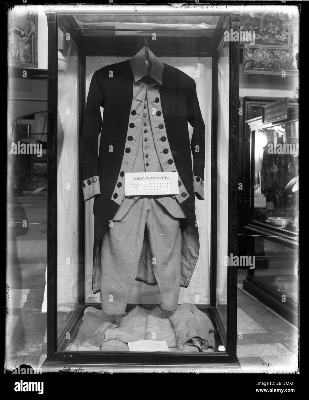 George Washington Relics. Society of the Cincinnati china service on exhibit in the United States National Museum, now known as the Arts and Industries Building.Smithsonian Institution Archives, Acc. 11-006, Box 014, Image No. Stock Photo