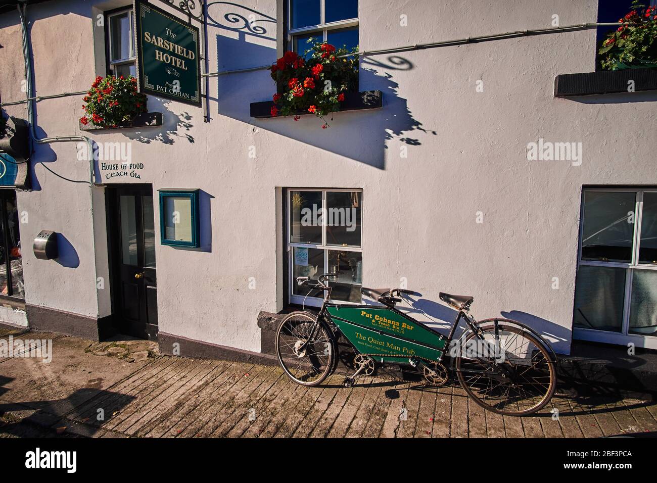 Bicycle in front of Pat Cohan's bar as featured in the Quiet Man film starring John Wayne Stock Photo