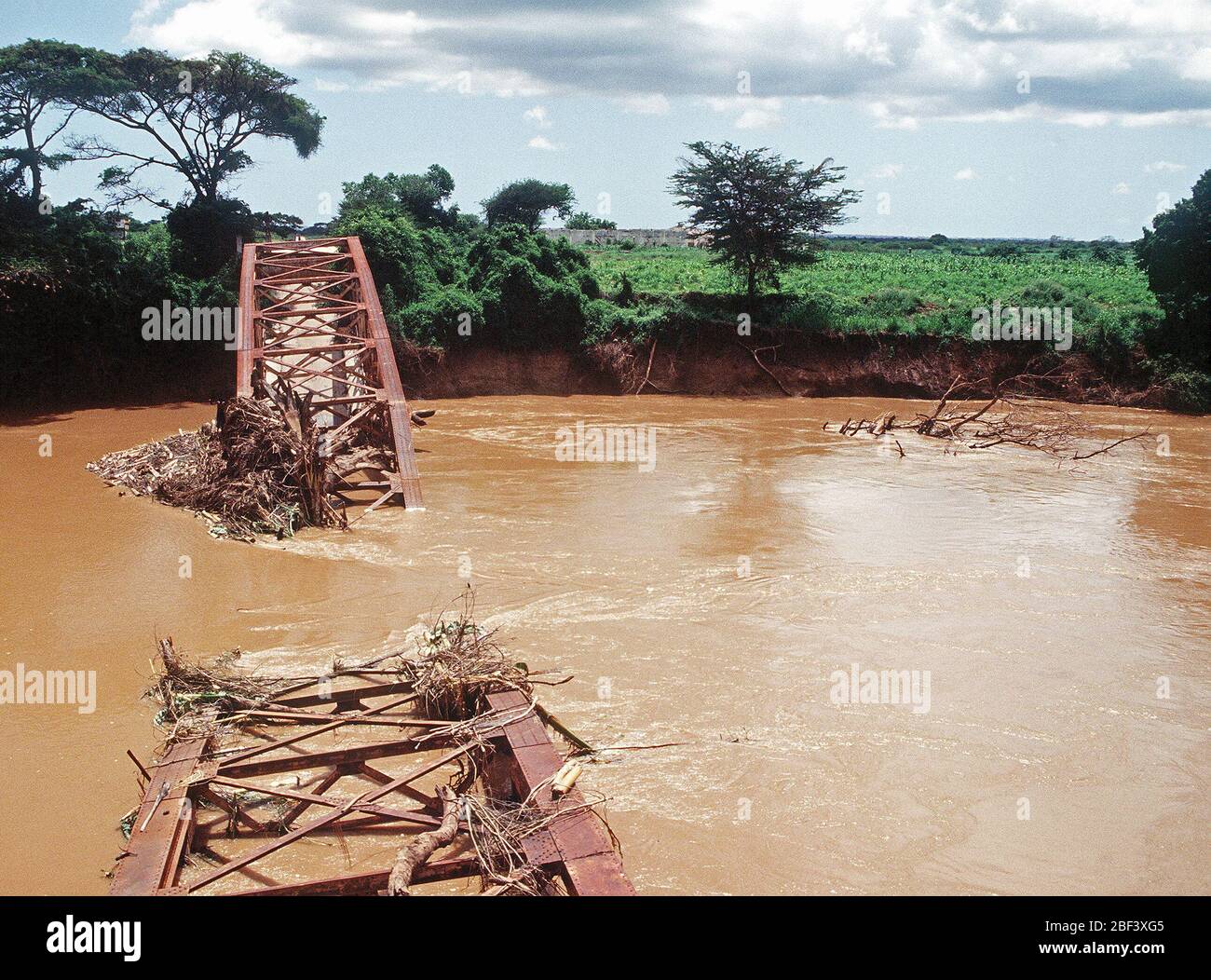 1993 - A destroyed bridge that spanned one of the rivers near Kismayo. Operation CONTINUE HOPE Stock Photo