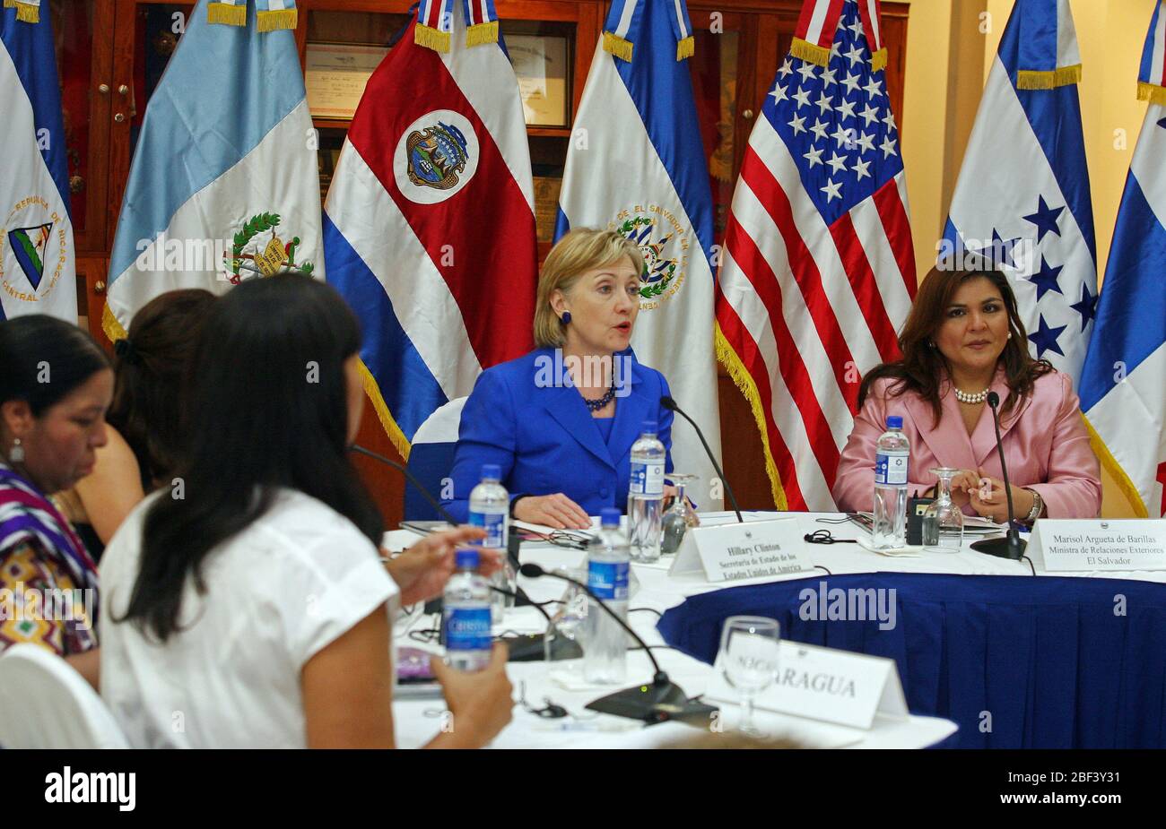 Over 40 women participated in a roundtable discussion with moderators U.S. Secretary of State Hillary Rodham Clinton and Salvadoran Foreign Minister Argueta at the Foreign Ministry in San Salvador Stock Photo