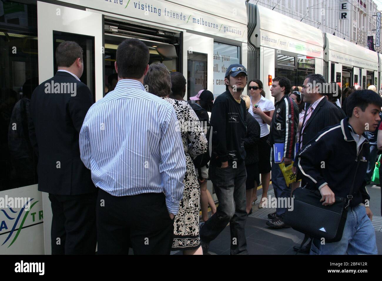 INNER CITY MELBOURNE RAILWAY STATION  SHOWING COMMUTERS BOARDING AND DISEMBARKING A CITY TRAIN. VICTORIA, AUSTRALIA. Stock Photo