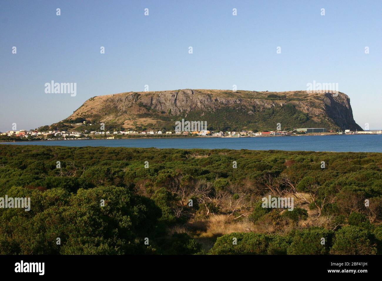 THE HISTORIC TOWN OF STANLEY SITS AT THE BASE OF THE NUT, A SHEER SIDED BLUFF AND ALL THAT REMAINS OF AN ANCIENT VOLCANIC PLUG. TASMANIA. Stock Photo