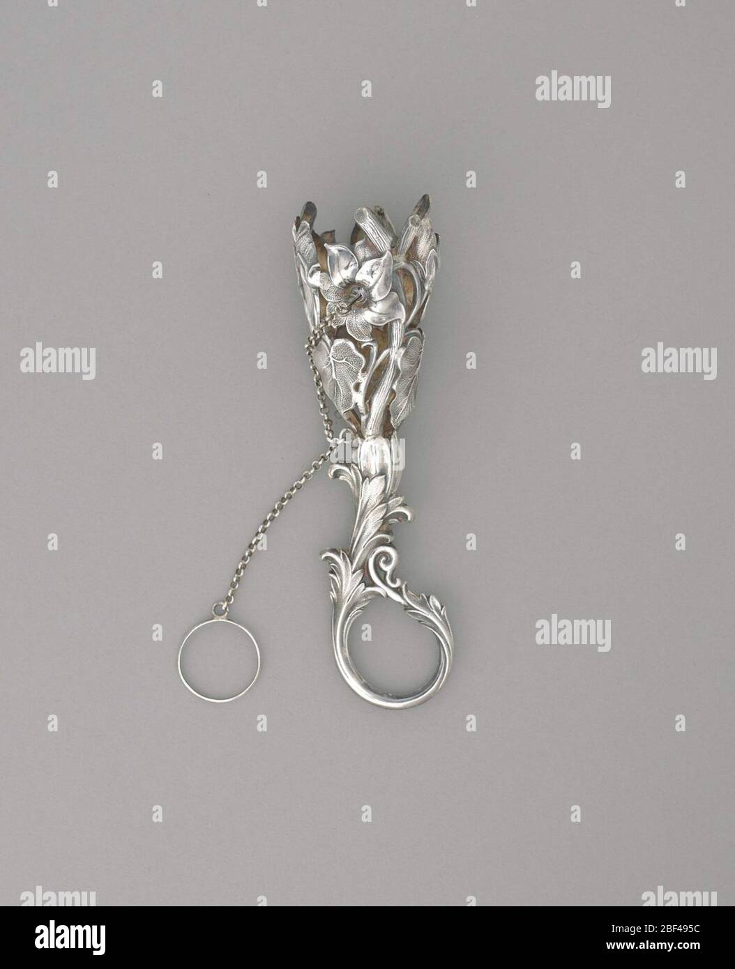 Bouquet holder rosebud motif. Silver bouquet holder with looped handle ...