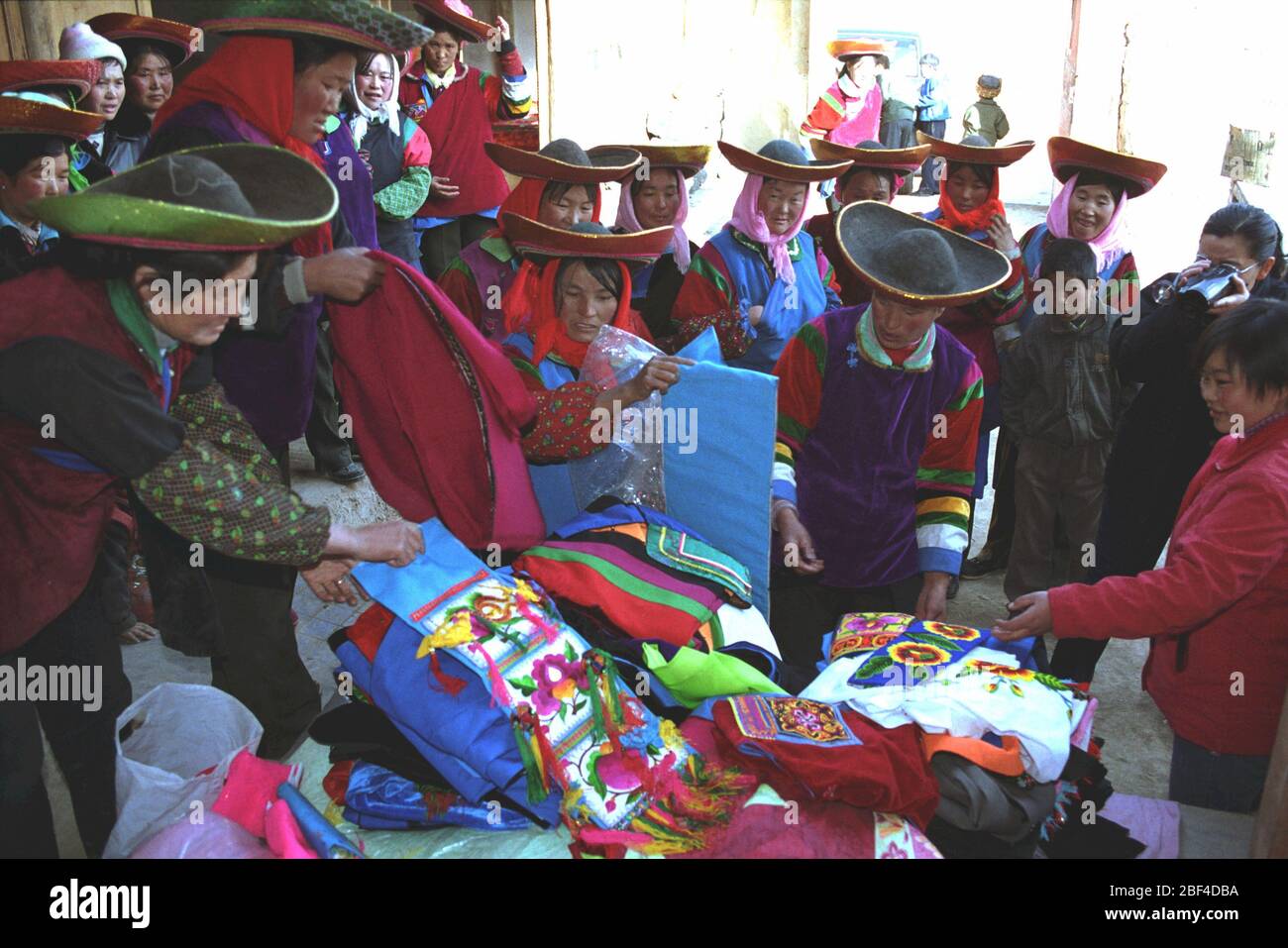 The parents of the woman are counting the gifts and the Qinghai mutual aid Tu wedding Stock Photo