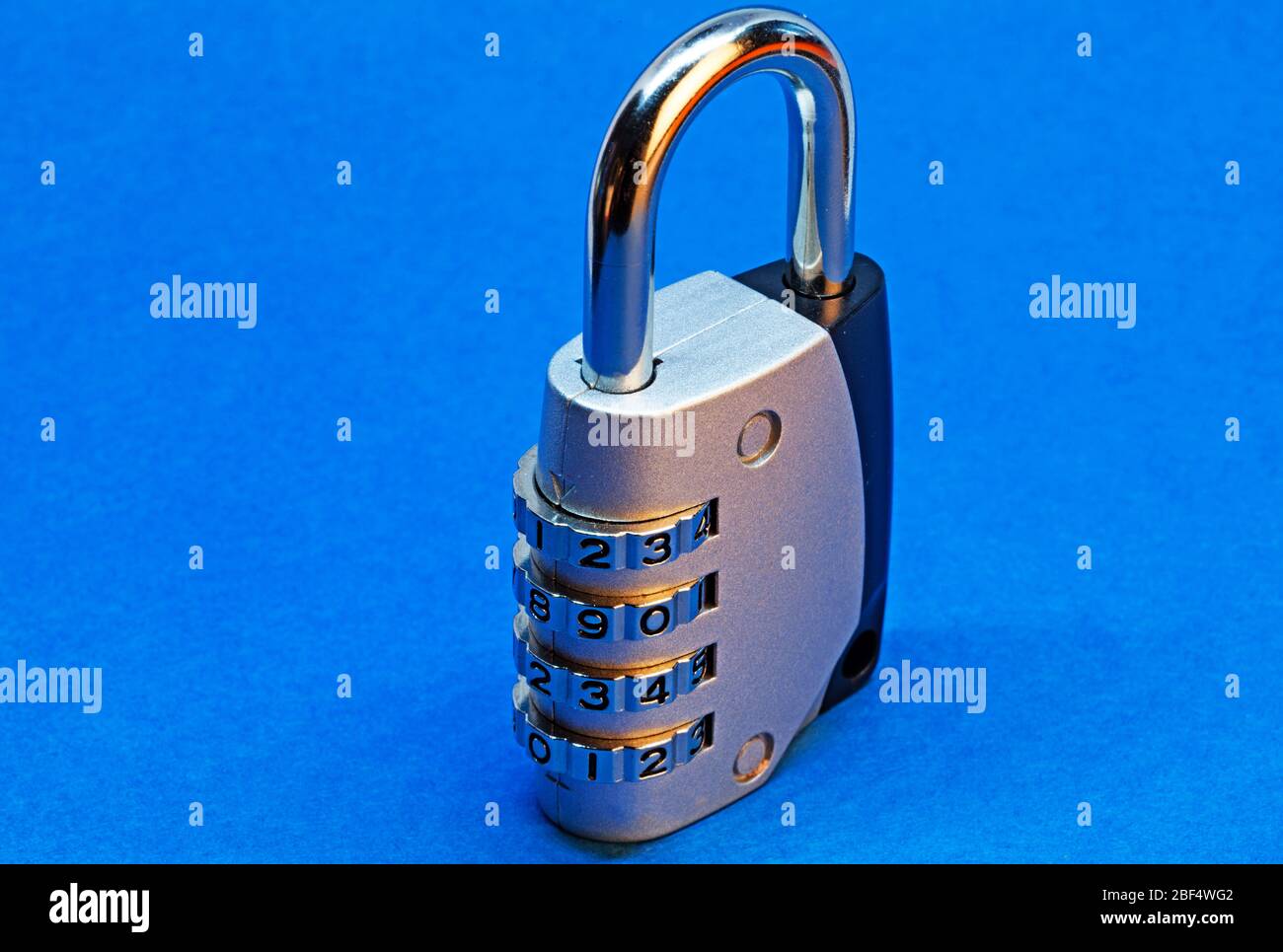Combination lock on a locker fotografías e imágenes de alta resolución -  Alamy