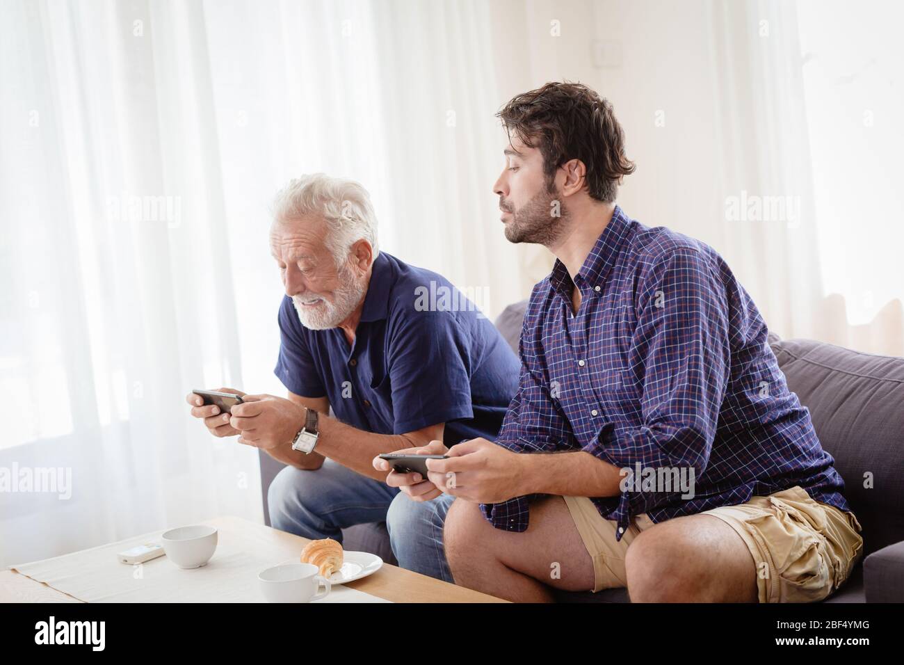 Hombre Jugando Videojuegos Durante Las Horas De Trabajo Hombre Pc  Horizontal E Imagen Para Descarga Gratuita - Pngtree, image size:1300x956