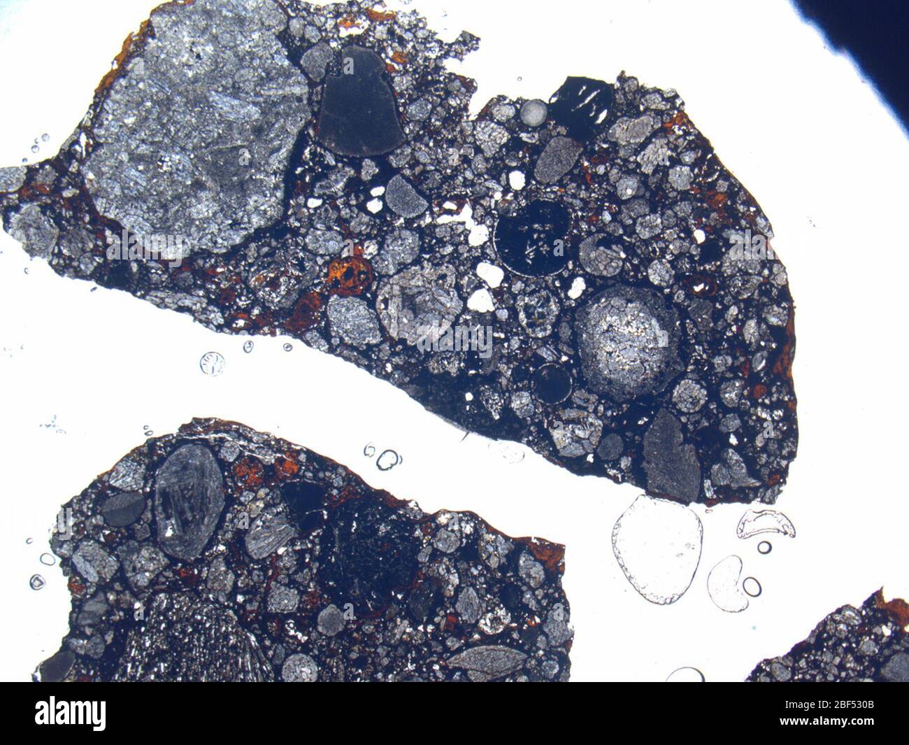 Micrograph of QUE 99438,2 meteorite under plane-polarized light at 1 ...