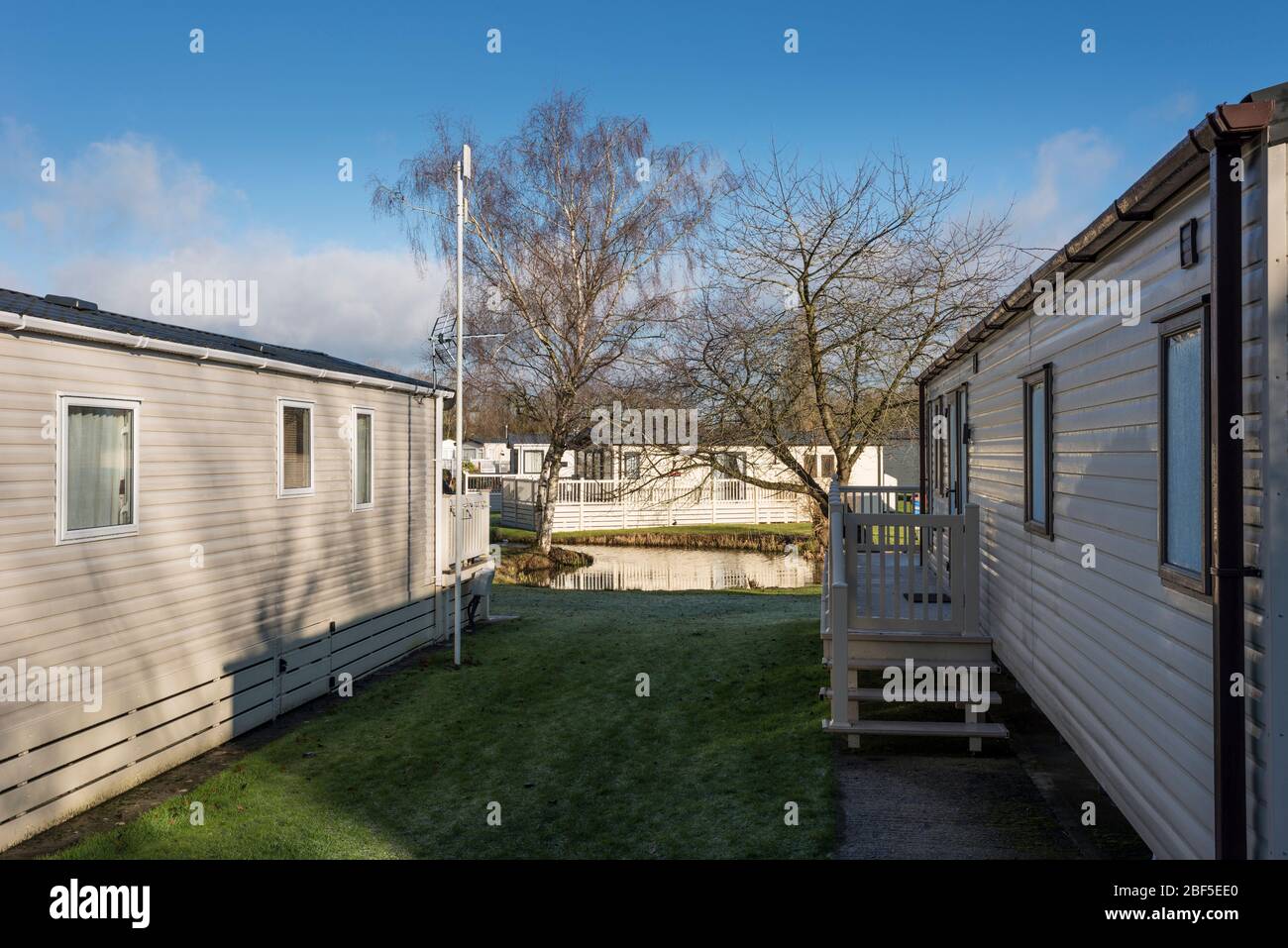 Static caravans by lake in Cotswold Water Park, South Cerney, Gloucestershire, UK Stock Photo