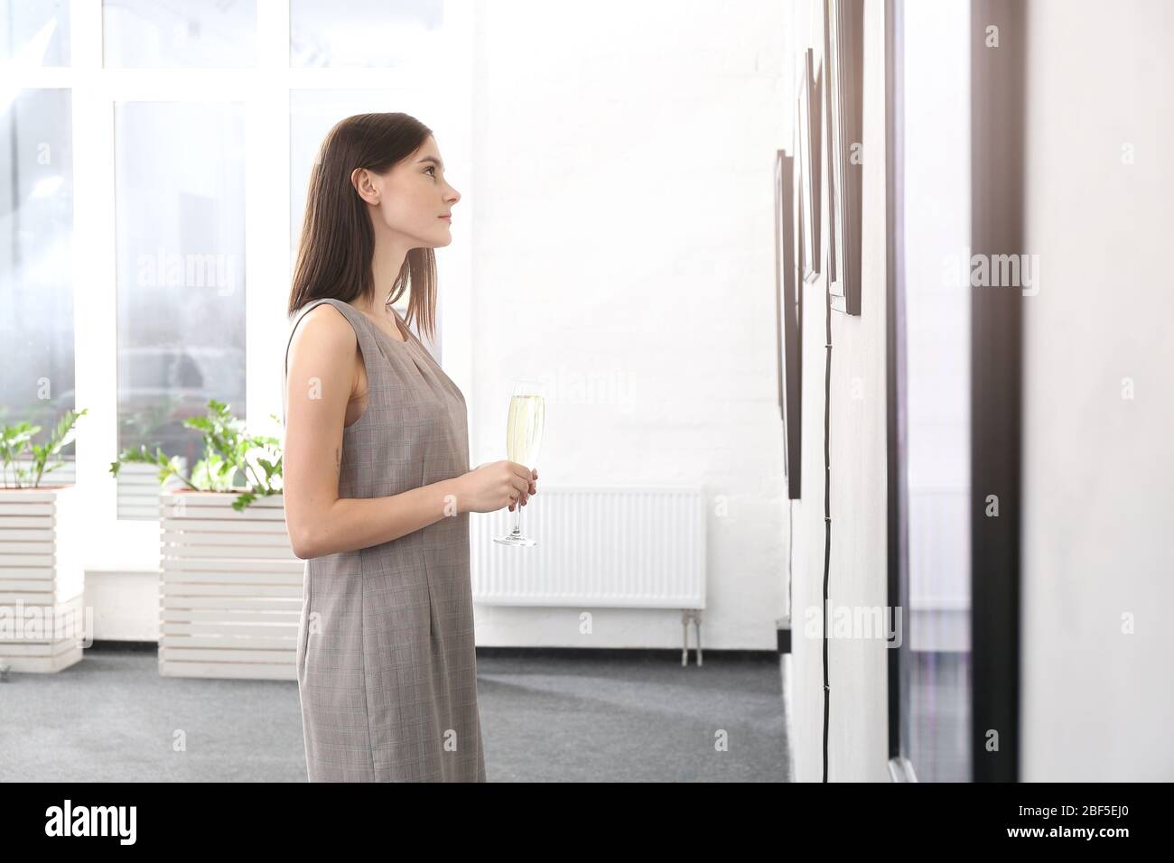 Young woman at exhibition in modern art gallery Stock Photo - Alamy