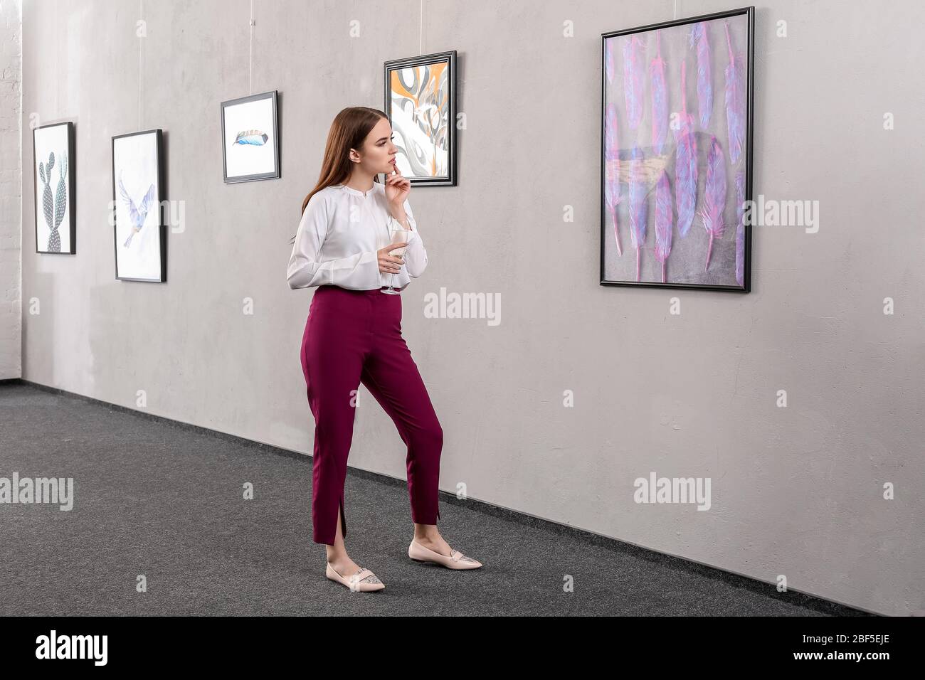 Young woman at exhibition in modern art gallery Stock Photo - Alamy