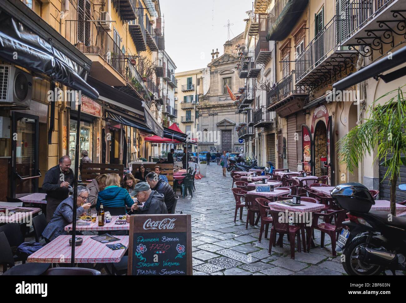 Via Chiavettieri - narrow street in Castellammare o Loggia district of Palermo city of Southern Italy, the capital of autonomous region of Sicily Stock Photo