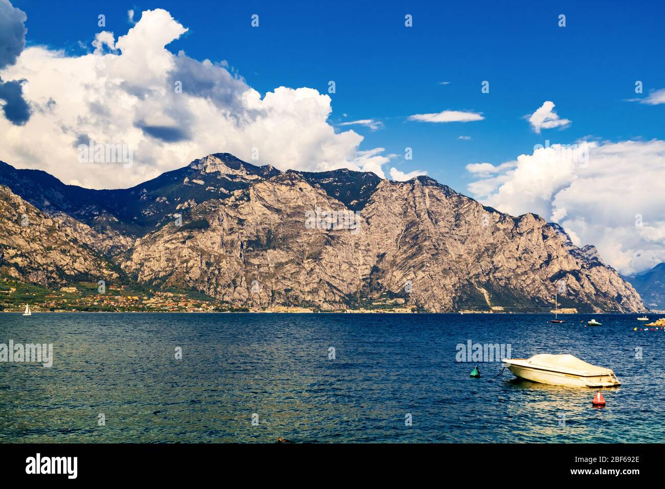 Lakeside promenade limone sul garda hi-res stock photography and images ...