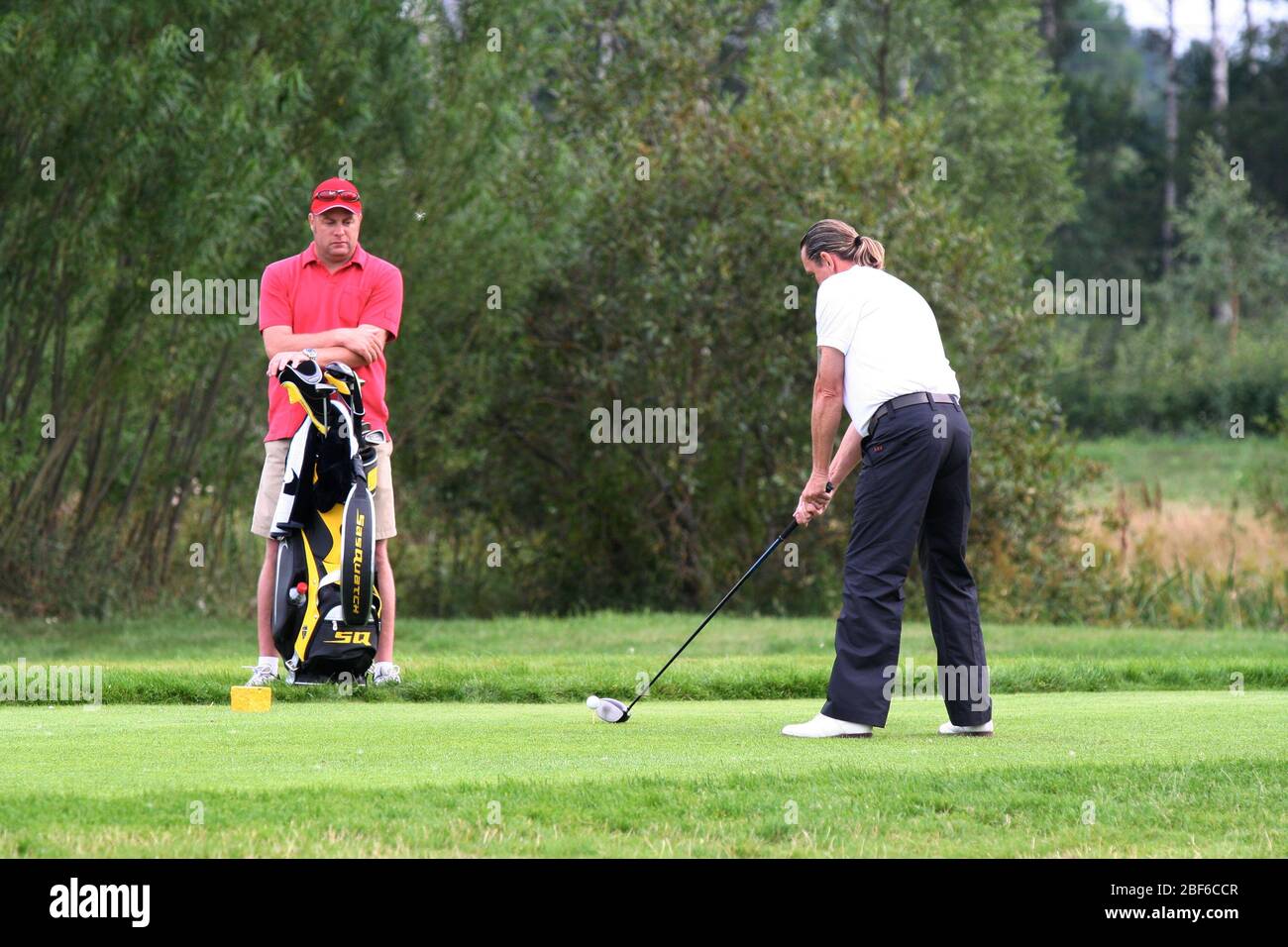 Iron Maiden drummer Nico McBrain on the tee with the driver. Stockholm / Sweden, Arlandastad, golf course, august 2007. Stock Photo