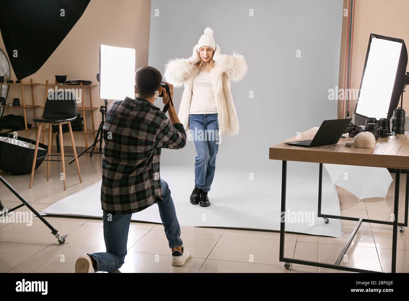 Photographer Using Model Professional photographer working with model in studio Stock Photo - Alamy