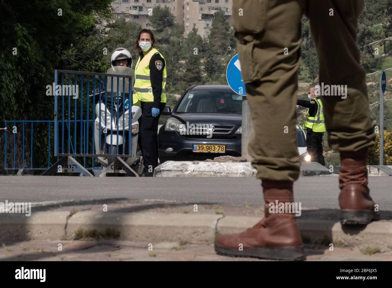 Jerusalem, Israel. 17th Apr, 2020. The Israel Police, reinforced by IDF soldiers, enforces a full closure on Givat Shaul neighborhood, one of 17 predominantly Jewish religious neighborhoods in Jerusalem, with increased coronavirus infections. The number of confirmed COVID-19 cases in Israel rises to 12,855 with 148 deaths. Credit: Nir Alon/Alamy Live News Stock Photo