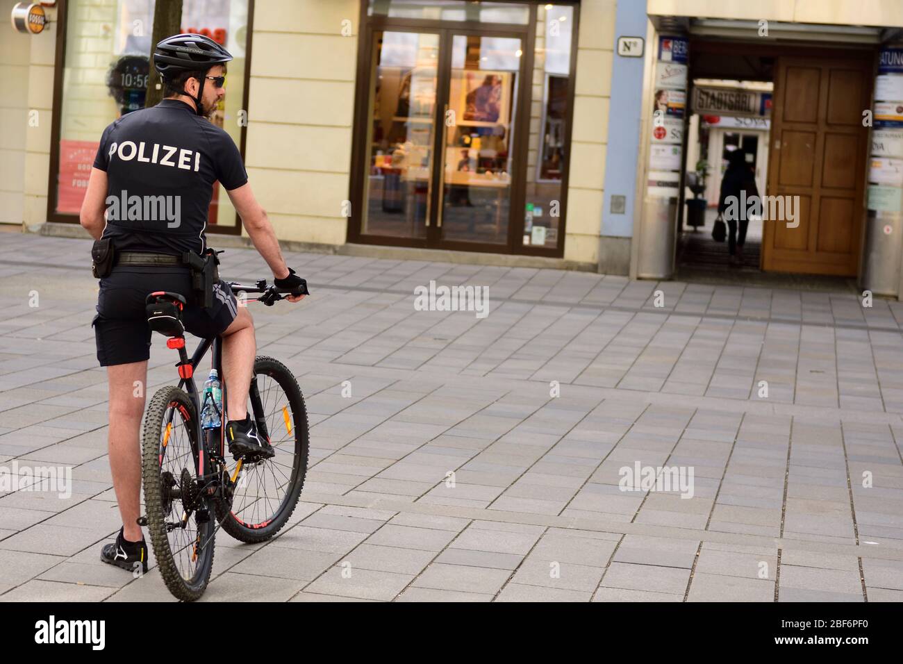 Vienna, Austria. 17th Apr, 2020. The exit restrictions in Austria have been extended to end of April  2020. Police check whether people in the large shopping street "Mariahilferstrasse" adhere to the safety precautions. Credit: Franz Perc / Alamy Live News Stock Photo