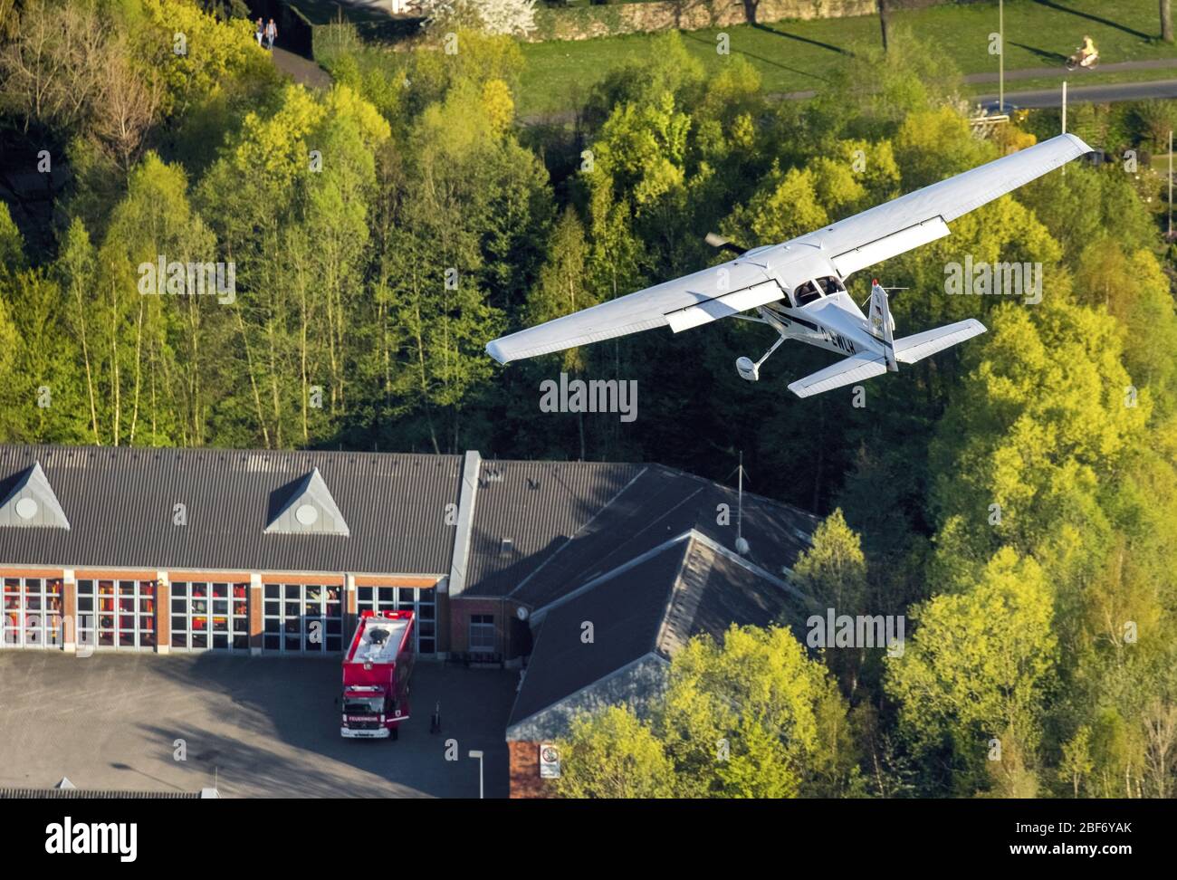 , Cessna 172 in flight for landing at the airfield in Hamm, 21.04.2016, aerial view, Germany, North Rhine-Westphalia, Ruhr Area, Hamm Stock Photo