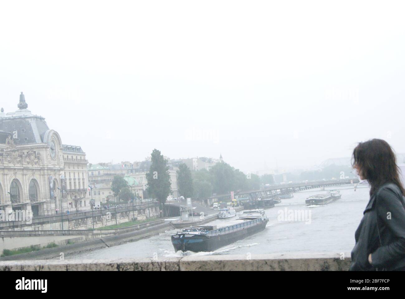 Une promeneuse à Paris. Stock Photo