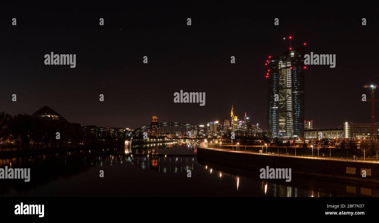 Nachtaufnahme Skyline Frankfurt am Main mit klarem Himmel während der Coronakrise Stock Photo
