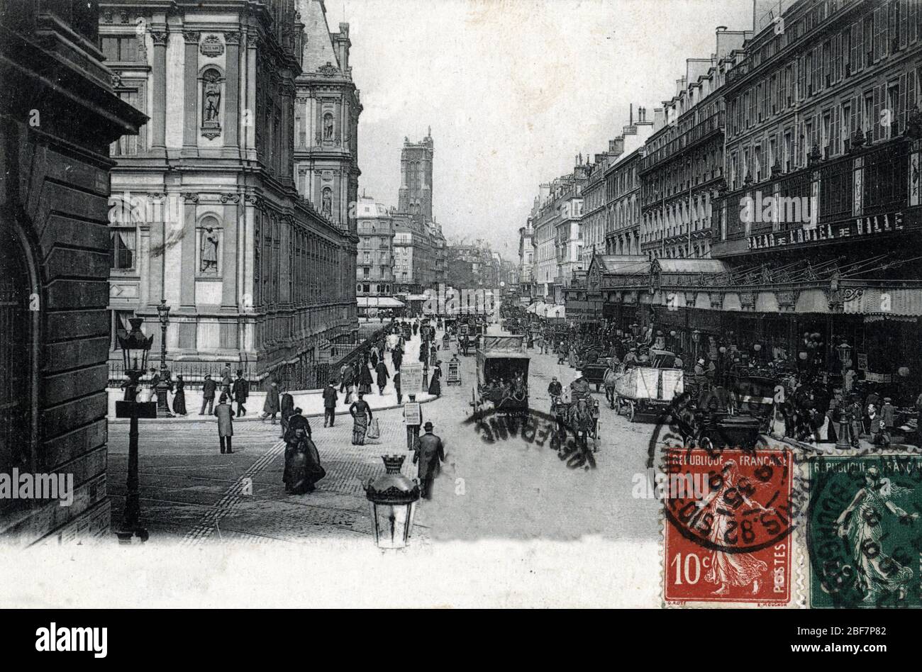Vue de la rue de Rivoli, au niveau de l'Hotel de Ville, sur la droite le Bazar de l'Hotel de ville (BHV) 1910 - 1918 Paris Postcard Private collection Stock Photo