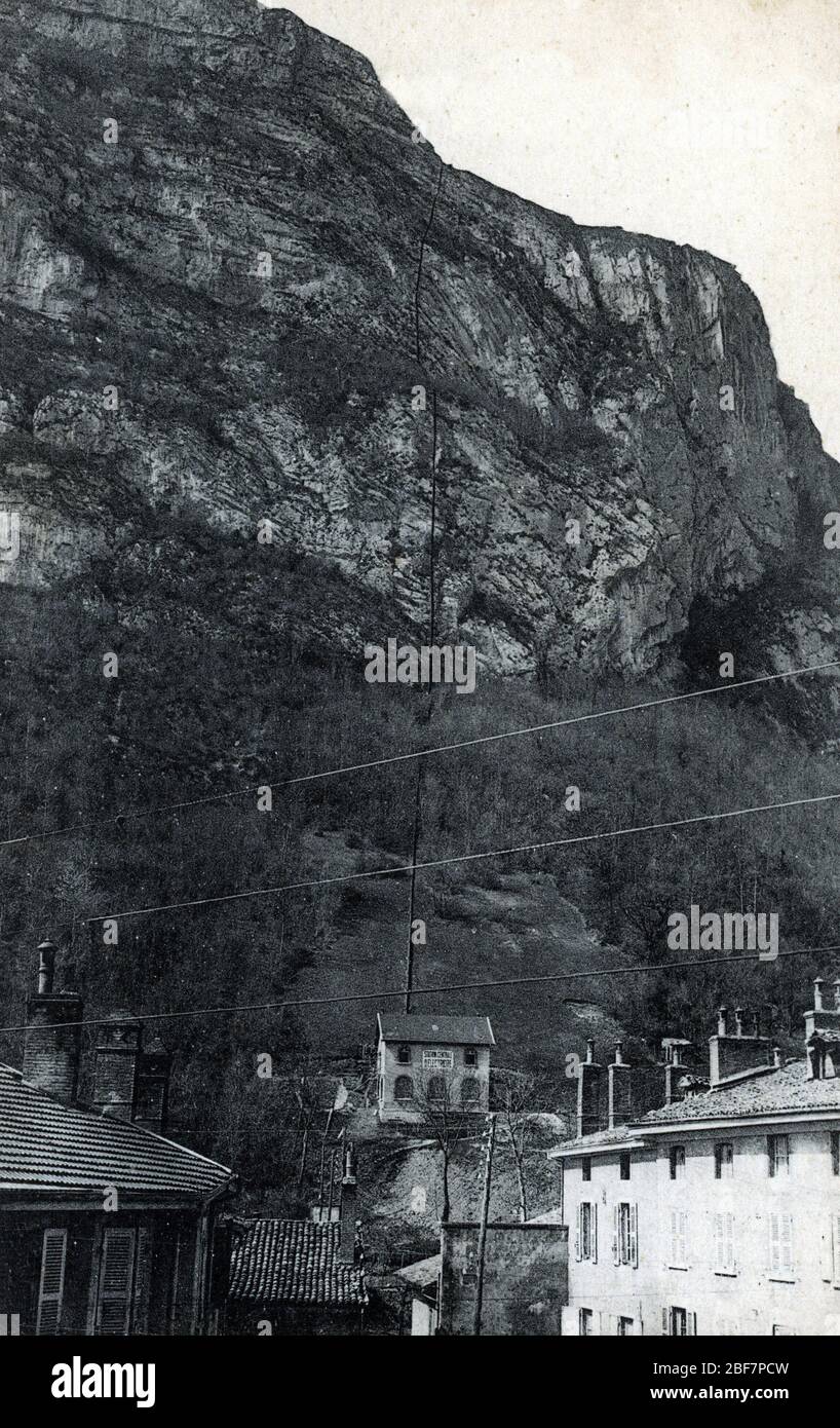 Vue de la montagne des Cuves de Sassenage, une des sept merveilles du dauphine, et l'usine electrique, Isere vers 1910 Collection privee Stock Photo