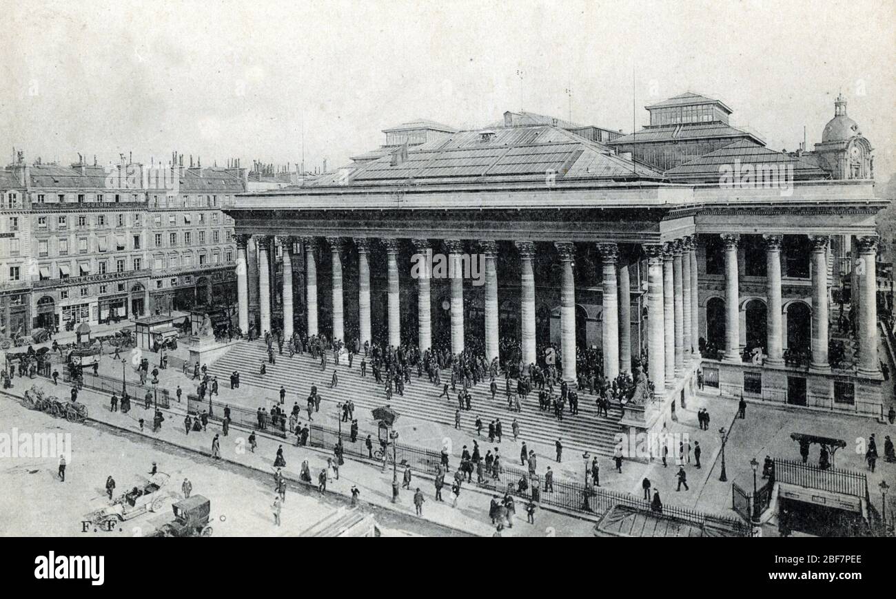 Vue generale sur la place de la Bourse et le palais Brongniart a Paris ( historical Paris stock exchange) - postcard 1904 ca Private collection Stock Photo