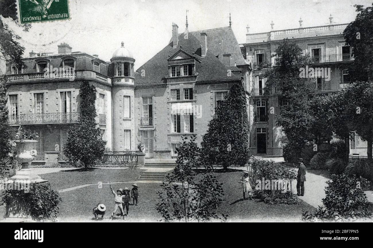 Tourisme thermal : vue du pavillon Sevigne, hotel de Vichy ou aurait sejourne madame de Sevigne (1626-1696) puis residence du marechal Petain, Allier Stock Photo