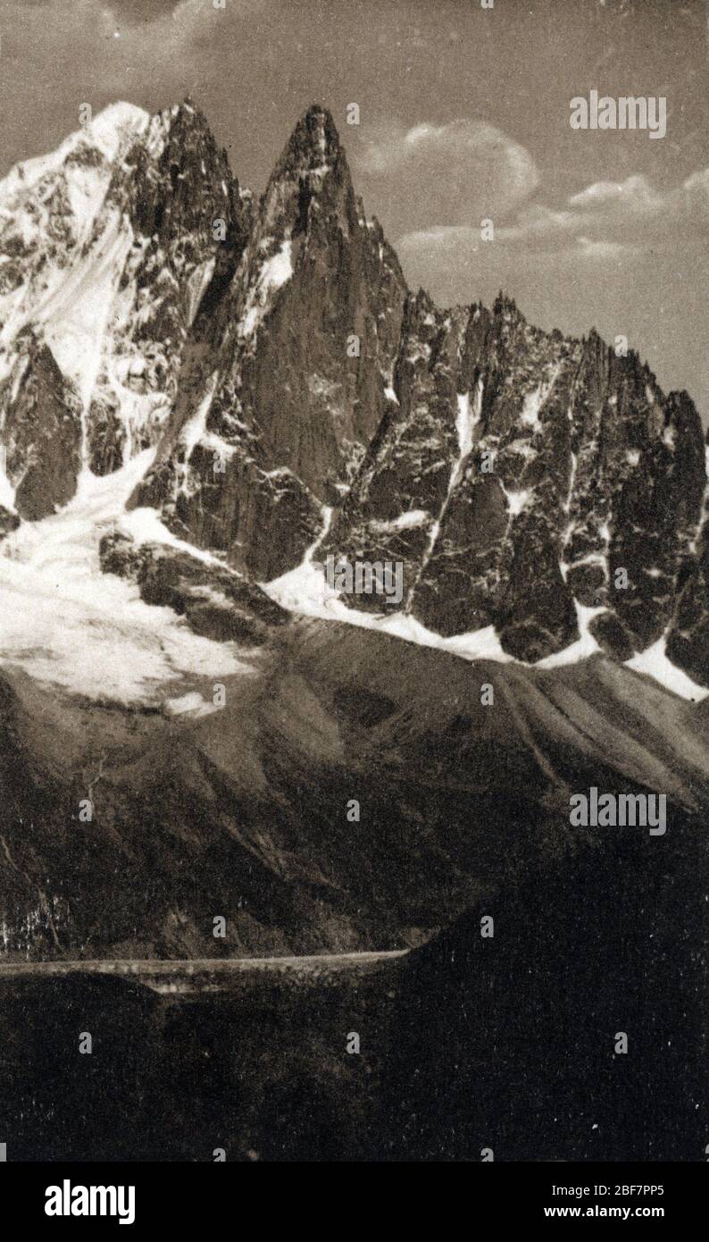 Chamonix-Mont-Blanc - Hôtel et viaduc du Montenvers et l'aiguille du