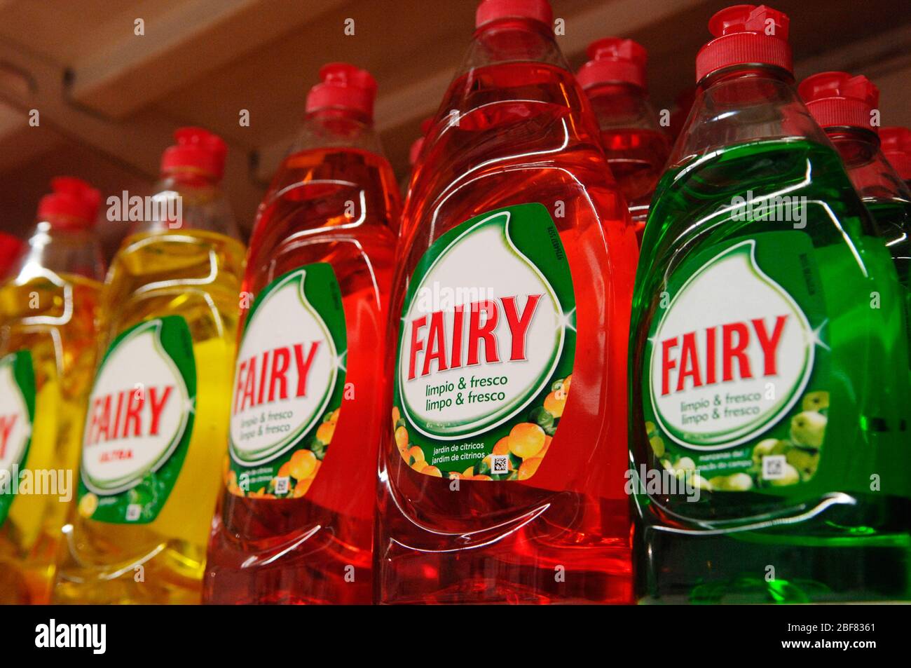 Fairy washing up liquid fotografías e imágenes de alta resolución - Alamy
