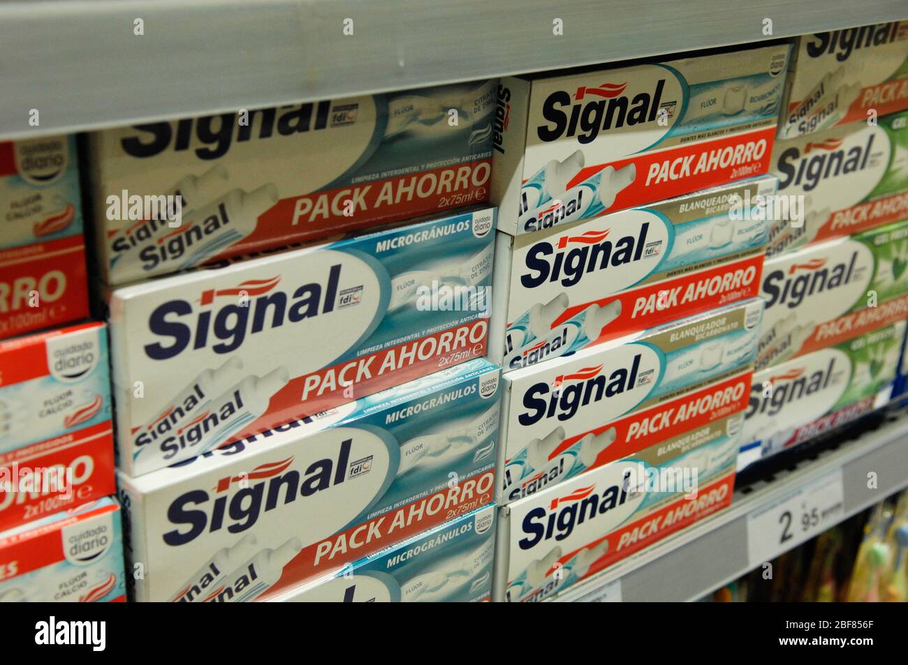 Signal toothpaste hires stock photography and images Alamy