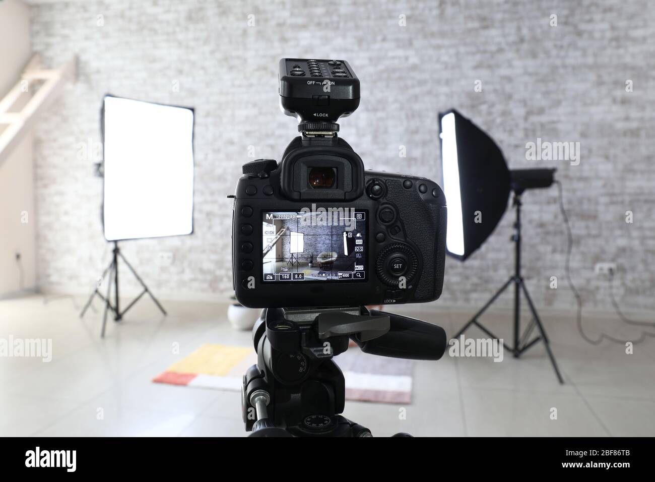 Professional camera on tripod in modern photo studio Stock Photo - Alamy