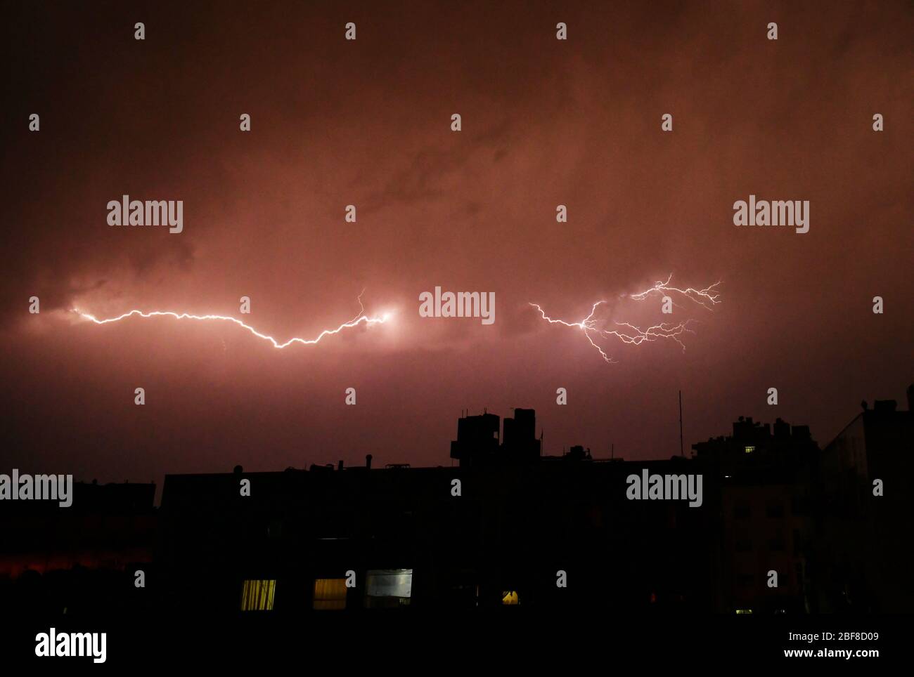 (200417) -- DAMASCUS, April 17, 2020 (Xinhua) -- A thunderstorm is seen in Damascus, capital of Syria, April 16, 2020. (Photo by Ammar Safarjalani/Xinhua) Stock Photo