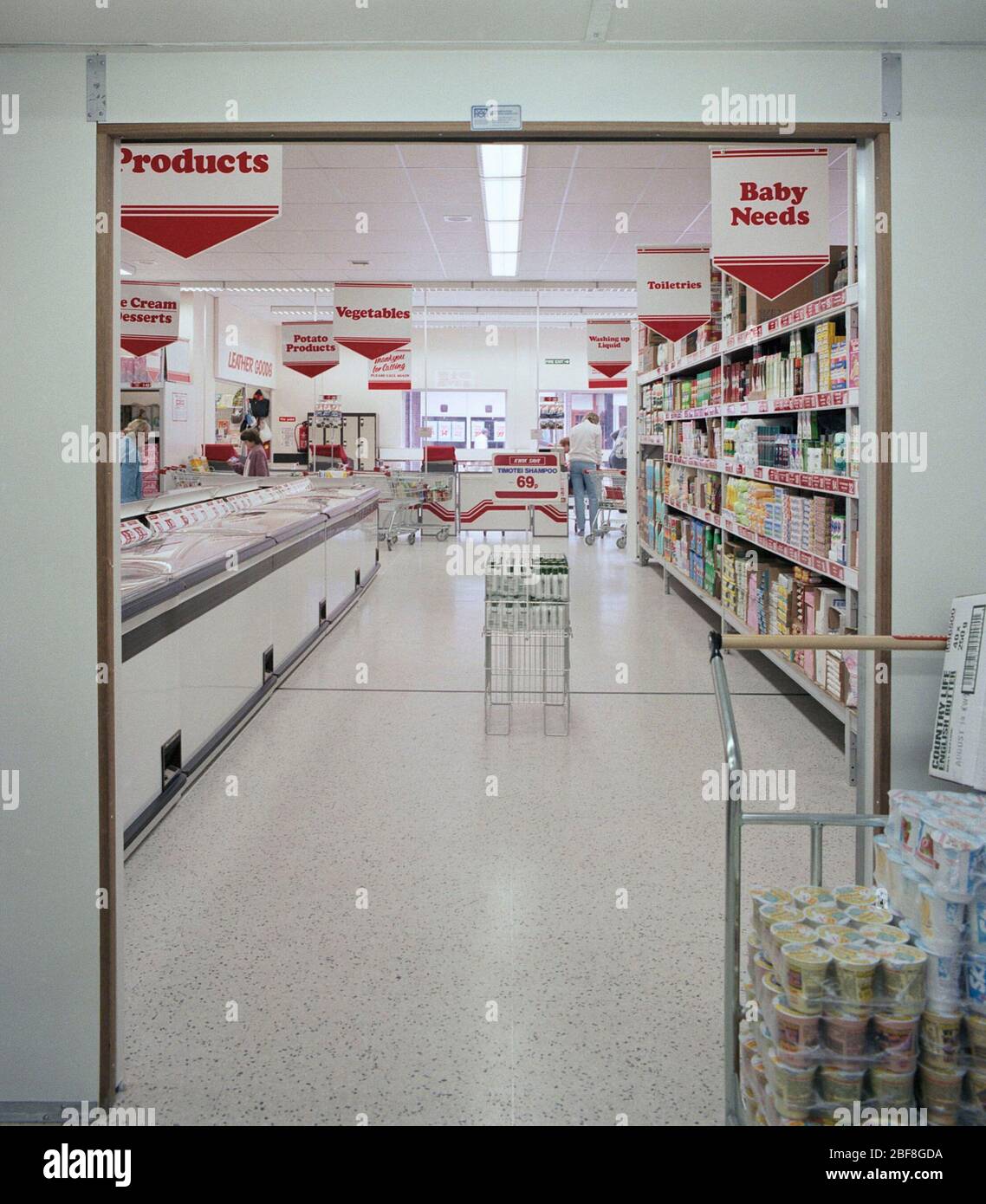 1987 Kwik Save supermarket, Rugeley, Staffordshire, England, UK Stock Photo