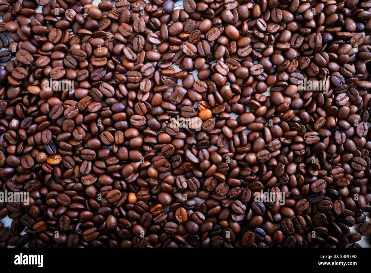 Roasted coffee beans background Stock Photo - Alamy