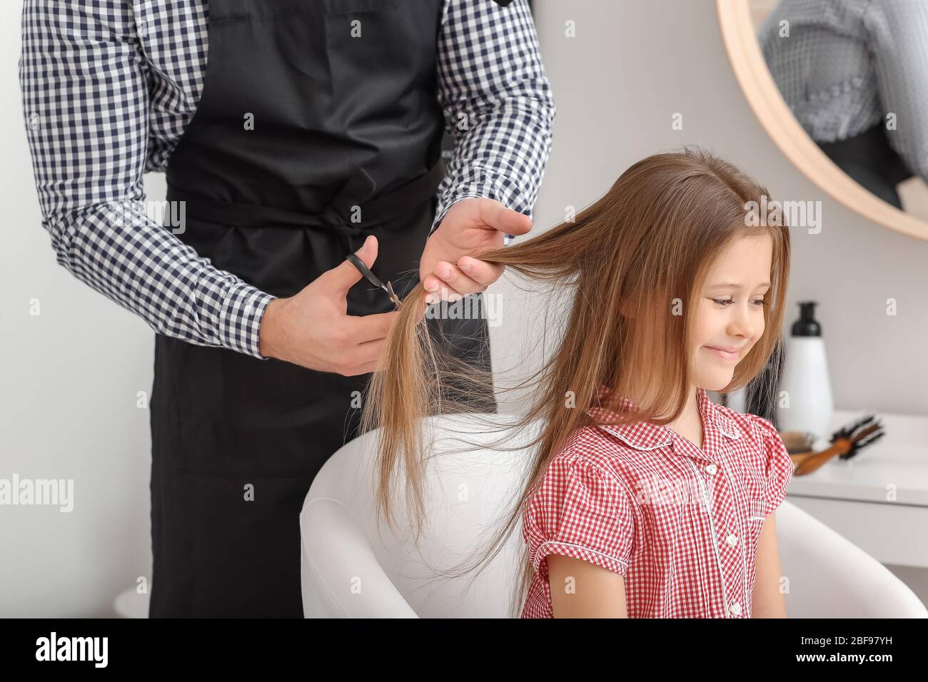 https://c8.alamy.com/comp/2BF97YH/hairdresser-working-with-little-girl-in-salon-2BF97YH.jpg