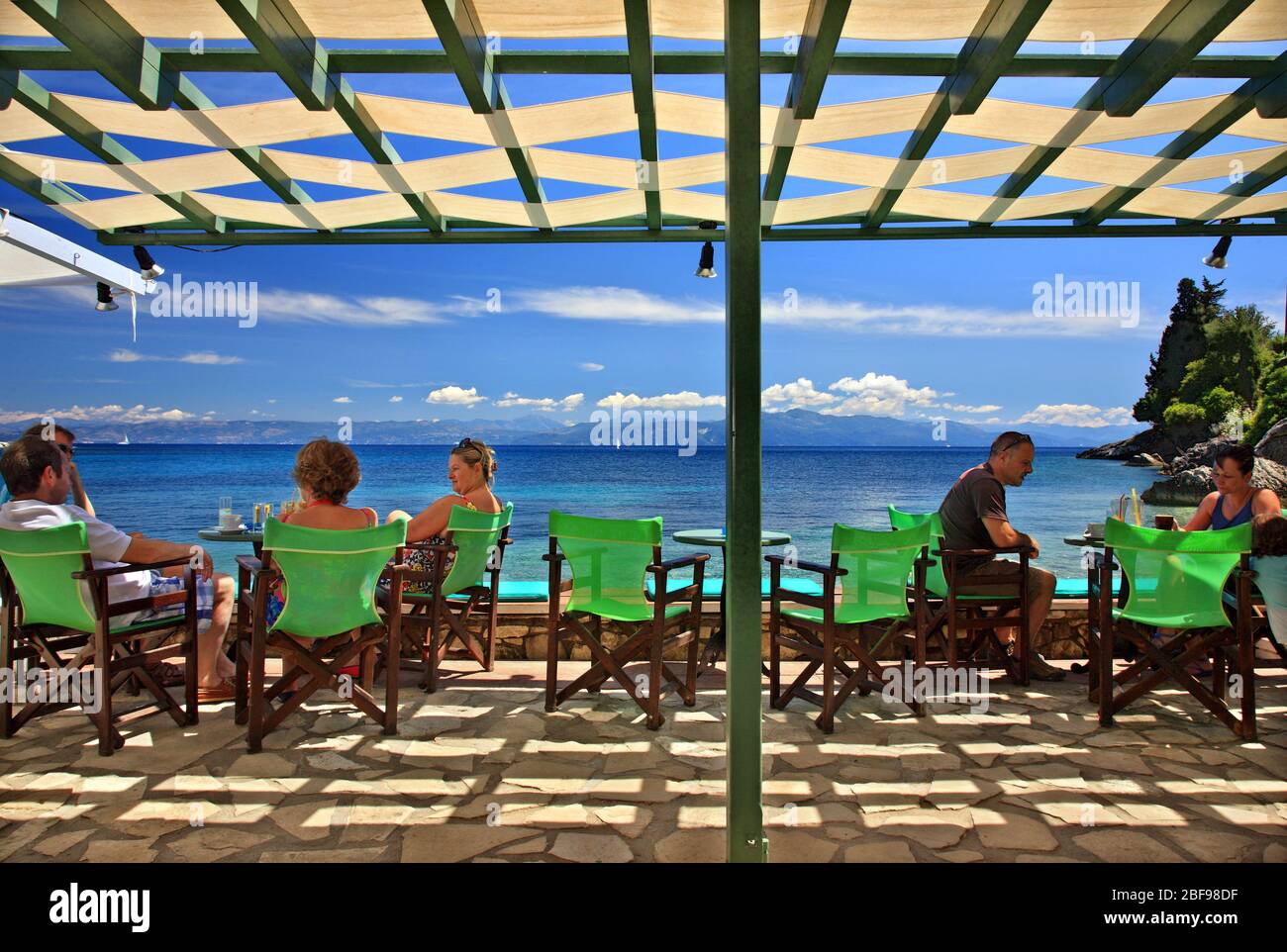 Seaside café - bar ('La Rocher')  at Loggos (or 'Longos') village, Paxos island, Corfu ('Kerkyra') prefecture, Ionian sea, Greece. Stock Photo