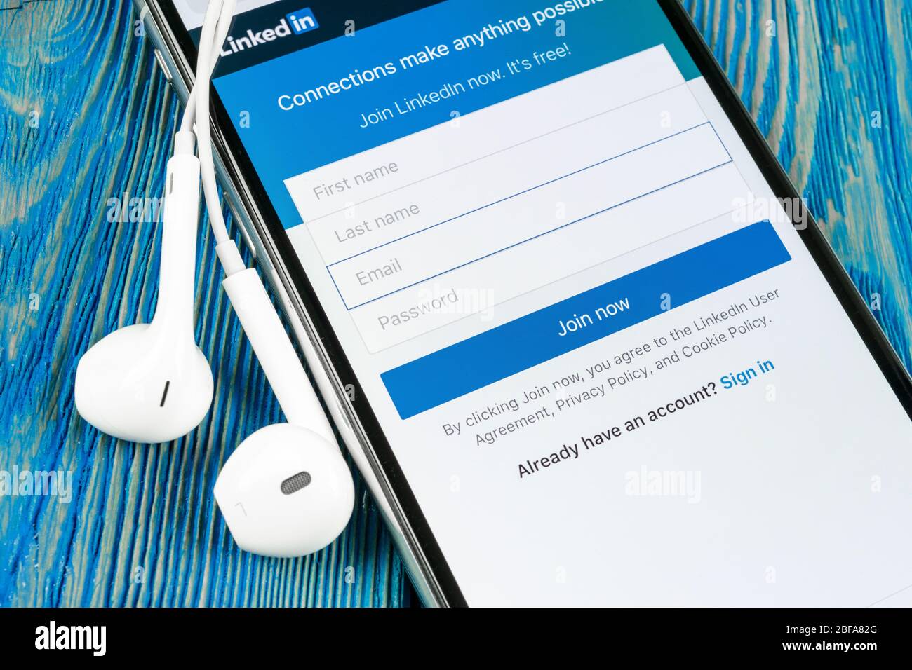 Linkedin profile page hi-res stock photography and images - Alamy