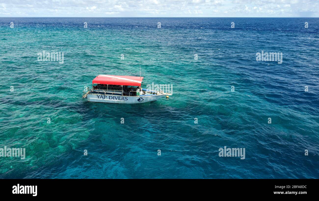 Tauchschiff am Außenriff von Korallenriff, Insel Yap, Yap Island, Südsee, Pazifik, Ozeanien Stock Photo