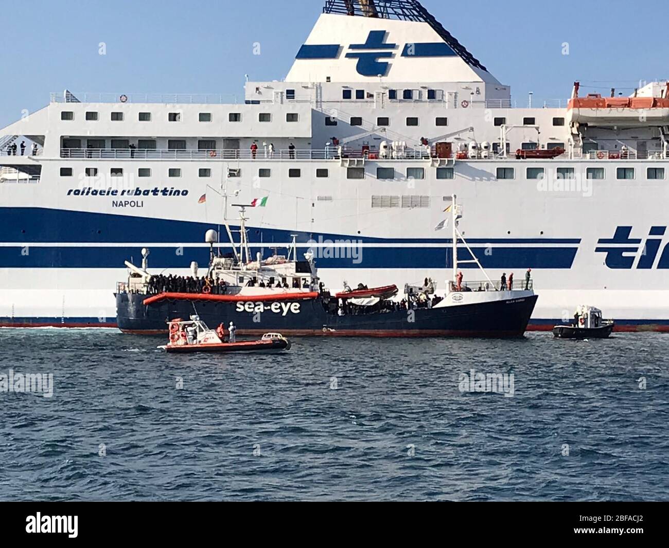 Palermo.Coronavirus, the Rubettino della Tirrenia ship will host the quarantined migrants of Alan Kurdi.In the photo the transhipment of migrants off the port.Ph.Alessandro Fucarini. (Alessandro Fucarini/Fotogramma, Palermo - 2020-04-17) p.s. la foto e' utilizzabile nel rispetto del contesto in cui e' stata scattata, e senza intento diffamatorio del decoro delle persone rappresentate Stock Photo