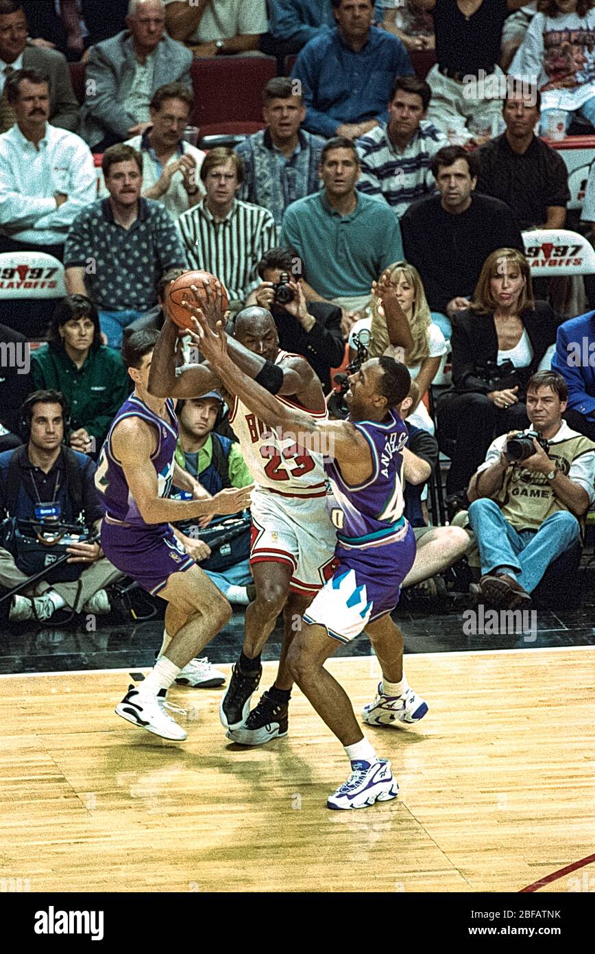 Michael Jordan and the Chicago Bulls defeat the Utah Jazz winning the 1997  NBA Finals Stock Photo - Alamy