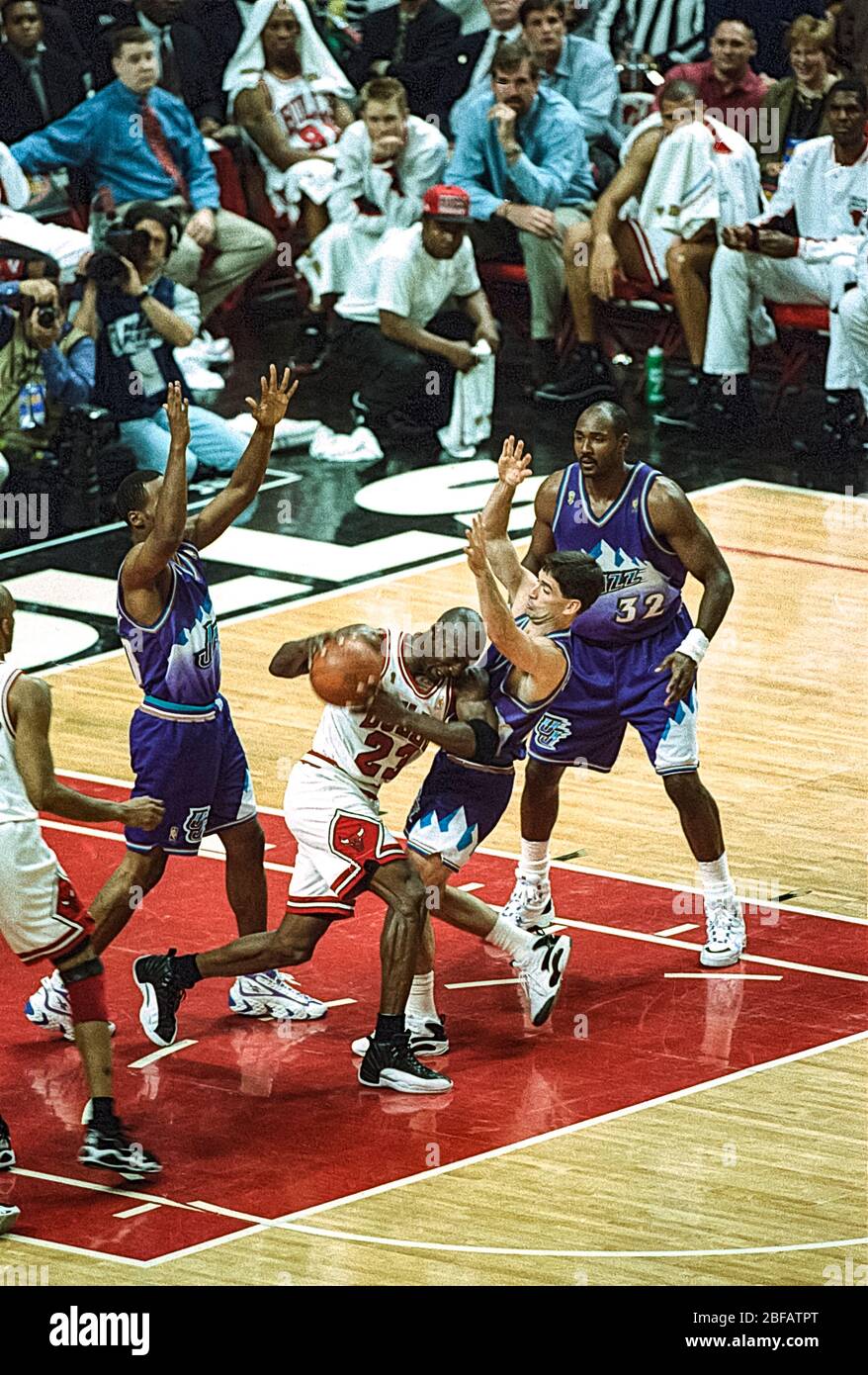 Camión golpeado futuro volatilidad Michael Jordan and the Chicago Bulls defeat the Utah Jazz winning the 1997  NBA Finals Stock Photo - Alamy