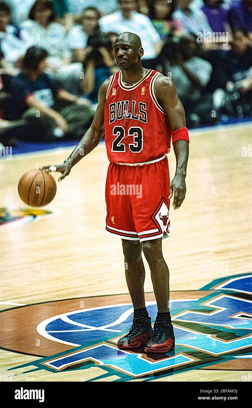 Michael jordan bulls 1996 hi-res stock photography and images - Alamy