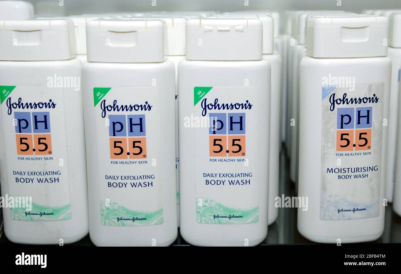 Johnson's daily exfoliating and moisturising body wash Stock Photo Alamy