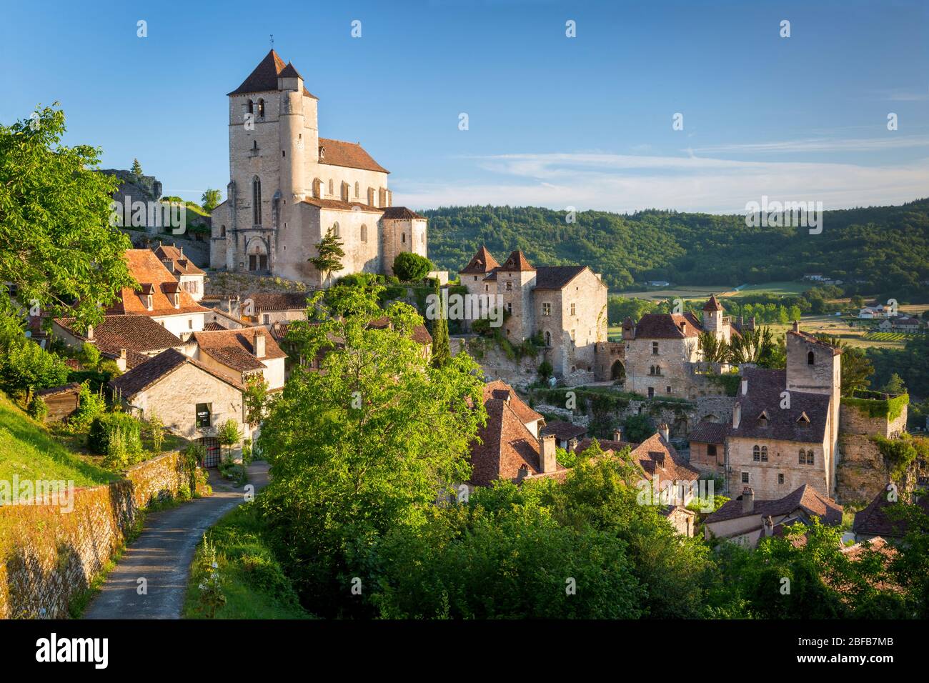 Early morning over Saint-Cirq-Lapopie, Lot Valley, Midi-Pyrenees, France Stock Photo