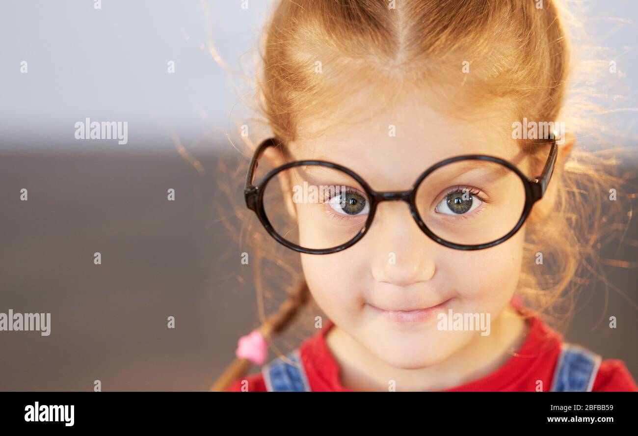 girl with circle glasses
