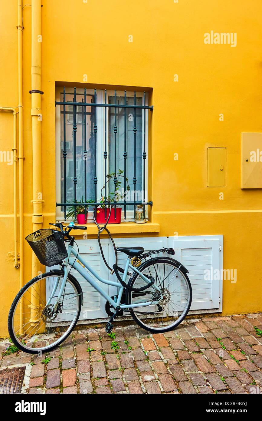 Bicycle outside yellow house hi-res stock photography and images - Alamy
