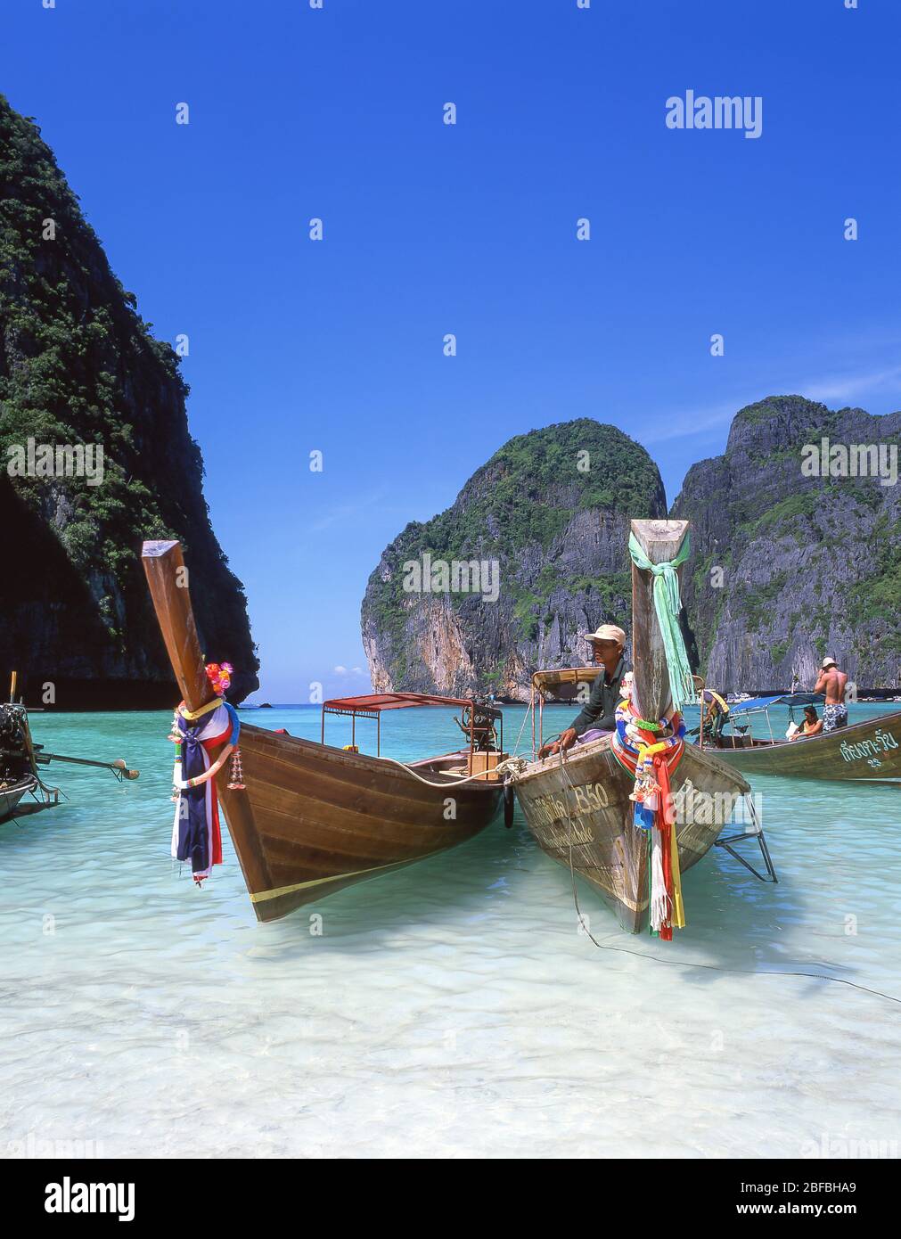Long-tailed fishing boats, Mahya Bay, Ko Phi Phi Le, Phi Phi Islands, Krabi Province, Thailand Stock Photo