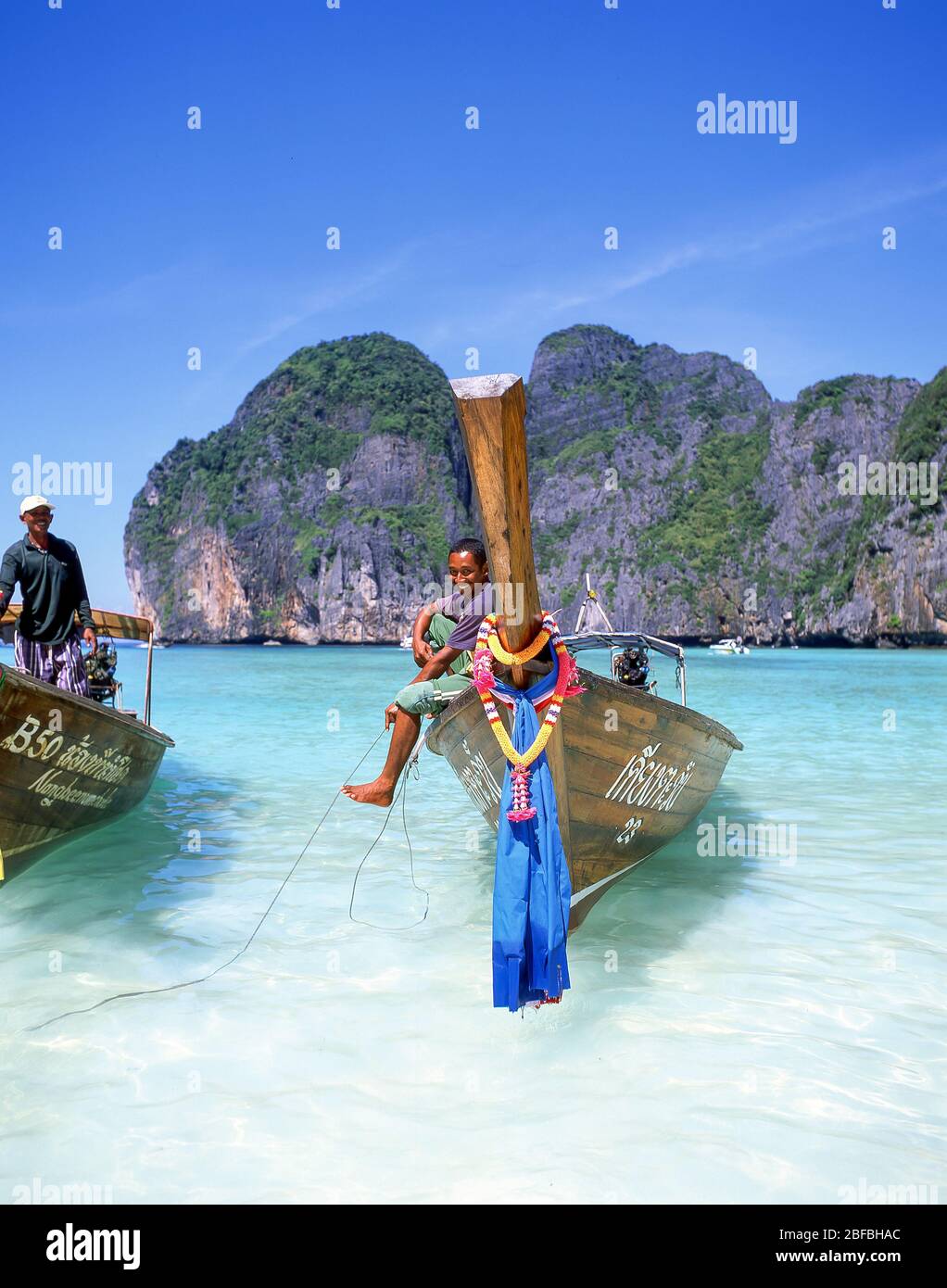 Long-tailed fishing boat, Mahya Bay, Ko Phi Phi Le, Phi Phi Islands, Krabi Province, Thailand Stock Photo