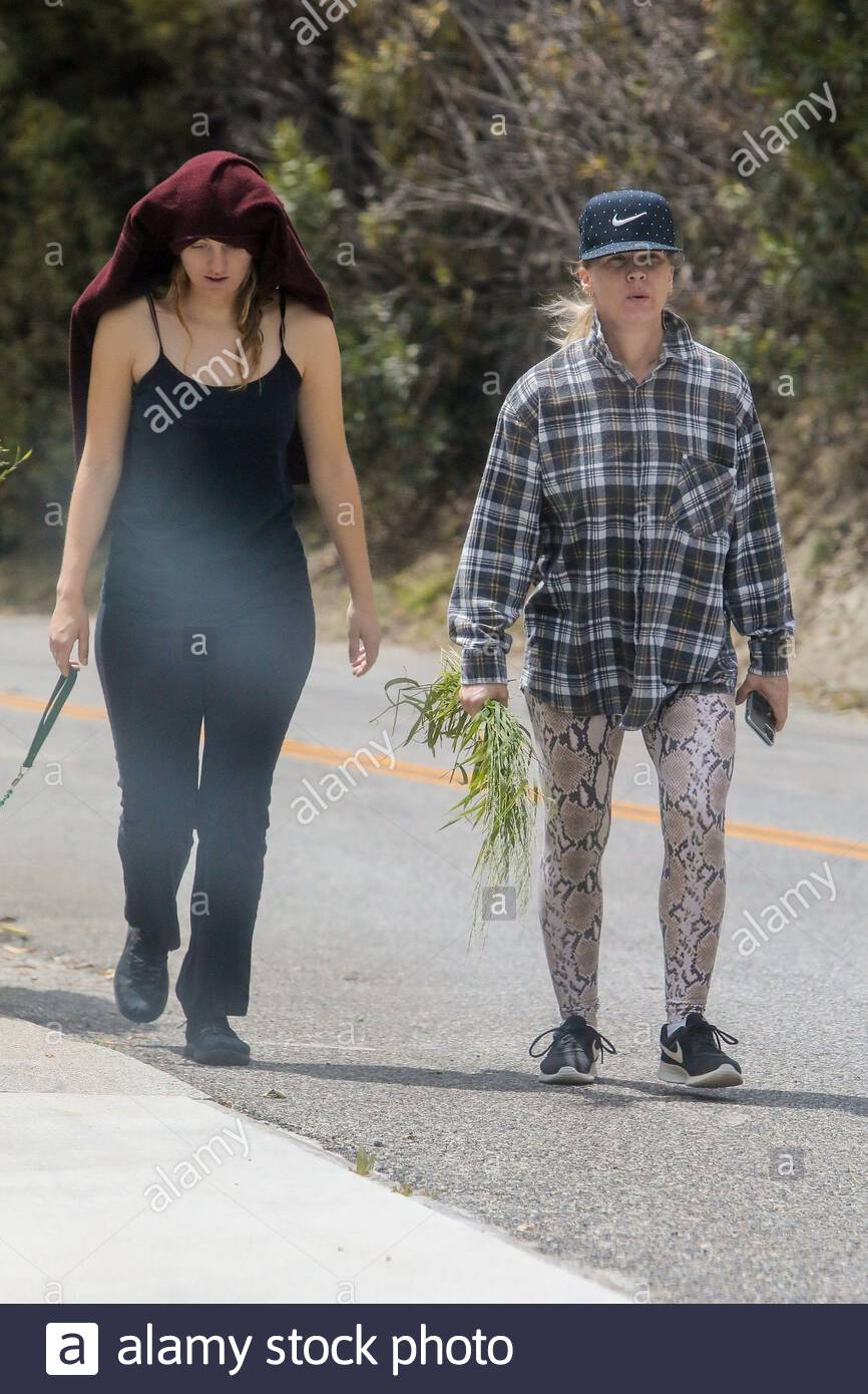 Los Angeles Ca Exclusive Actress And 90212 Alum Jennie Garth Goes For A Walk With Her Oldest Daughter Luca And Husband Dave Abrams Before The Couple Headed Out With Masks