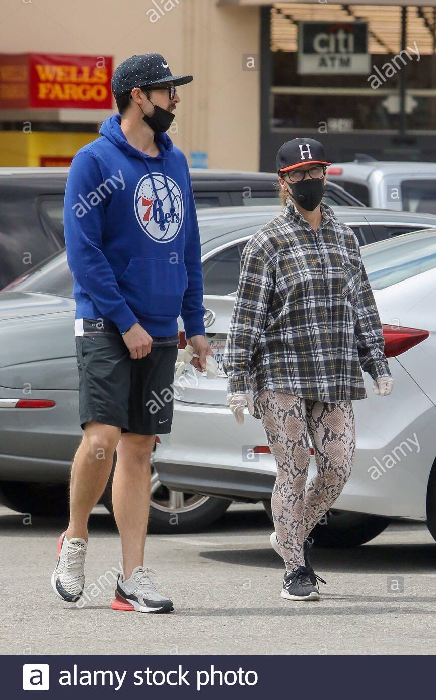Los Angeles Ca Exclusive Actress And 90212 Alum Jennie Garth Goes For A Walk With Her Oldest Daughter Luca And Husband Dave Abrams Before The Couple Headed Out With Masks